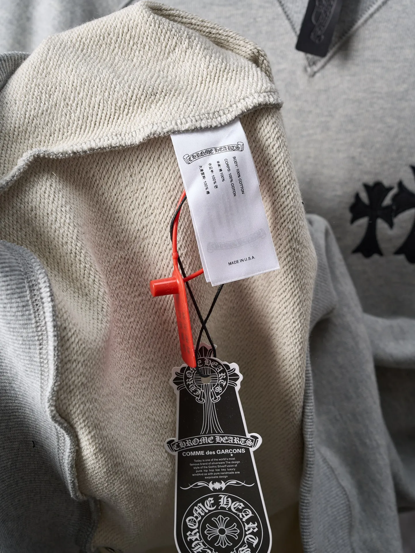 P400 price reduction [actual auction] Chrome Hearts/Ch cross logo patch embroidered round neck sweatshirt [ready in stock] S M L XL custom-made heavy fortress interwoven air cotton, full of texture, thick and solid, based on high-end ash tones, with a beauty that coexists with vicissitudes of life and elegance. With the Chrome Hearts cross patch embroidery decoration on the chest, it becomes the ultimate interpretation of dark gothic style. CH Gothic font is the finishing touch on the back panel. Let the totem become your spiritual thorn point. The logo iron plate sways slightly with the swing of the body, adding a sense of movement and vitality. It is unobtrusive but has an indescribable aura, interpreting the perfect blend of retro and luxury. Process 1: Using imported machine appliqué embroidery technology. Using advanced computer control systems and precision mechanical components, the Chrome Hearts logo appliqué embroidery operation is realized, showing an embroidery effect with both clarity and three-dimensionality. Process 2: The fabrics have been washed. Better feel and texture, not easy to deform, not easy to shrink, not easy to fade, maintain long-term beauty, accessories: customized 1:1 CH iron plate, customized 1:1 CH trademark, version: loose version, size: S M L XL, style number: CC917-B20